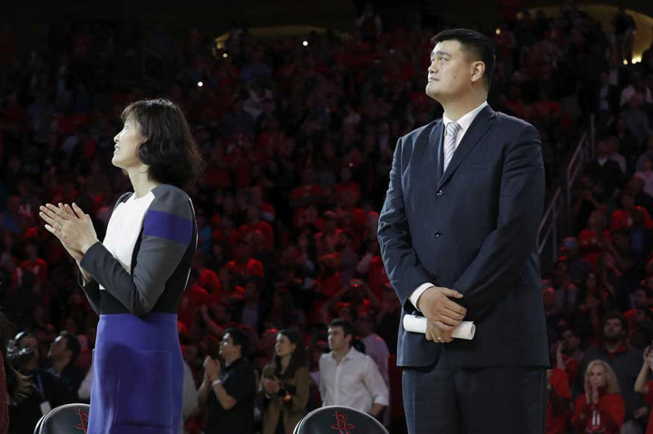 Yao Ming bersama istrinya Ye Li menghadiri upacara penghormatan yang digelar Houston Rockets untuk memensiunkan jersey nomor 11 miliknya saat jeda laga Rockets melawan Chicago Bulls, Sabtu WIB.