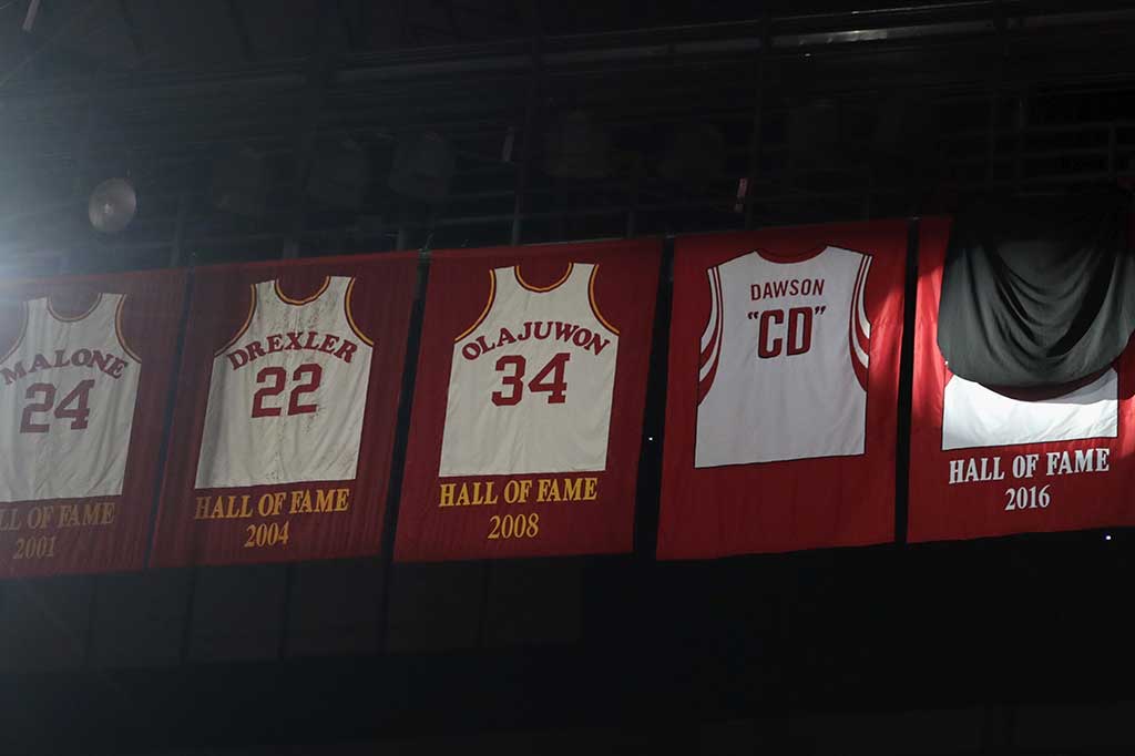 Tirai yang menutupi jersey milik Yao Ming perlahan-lahan tersingkap.