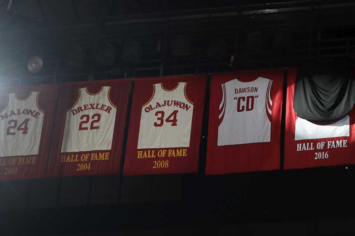 Tirai yang menutupi jersey milik Yao Ming perlahan-lahan tersingkap.