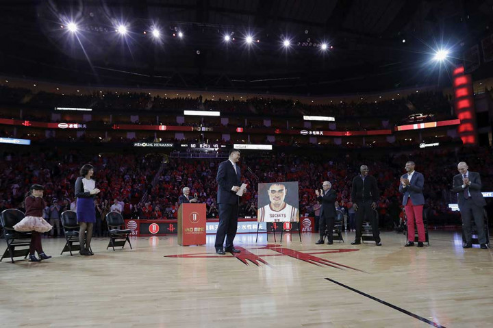 Bersama Rockets, Yao rata-rata mengemas 19,0 poin, 9,2 rebound, 1,9 blok per laga dalam sembilan musim. 