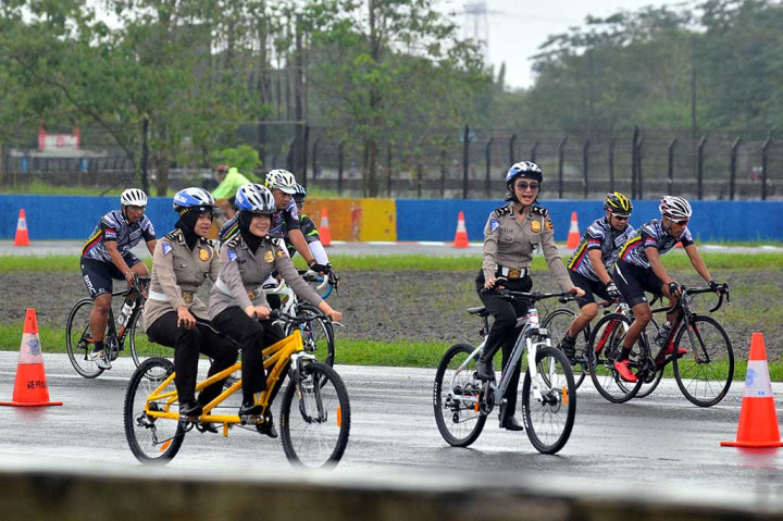 Polwan bersepeda dalam program keselamatan berlalu lintas yang diselenggarakan Korlantas Polri di Sirkuit Sentul, Kabupaten Bogor. 