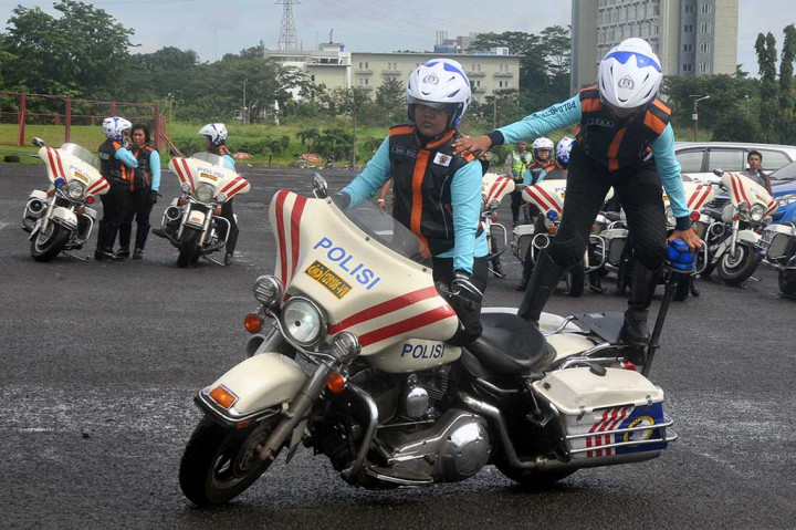 Sejumlah Polwan melakukan atraksi menggunakan motor gede (moge) sebagai unjuk kemampuan anggota Korlantas Polri dalam acara Program Keselamatan Berlalu Lintas di Sirkuit Sentul, Bogor. 