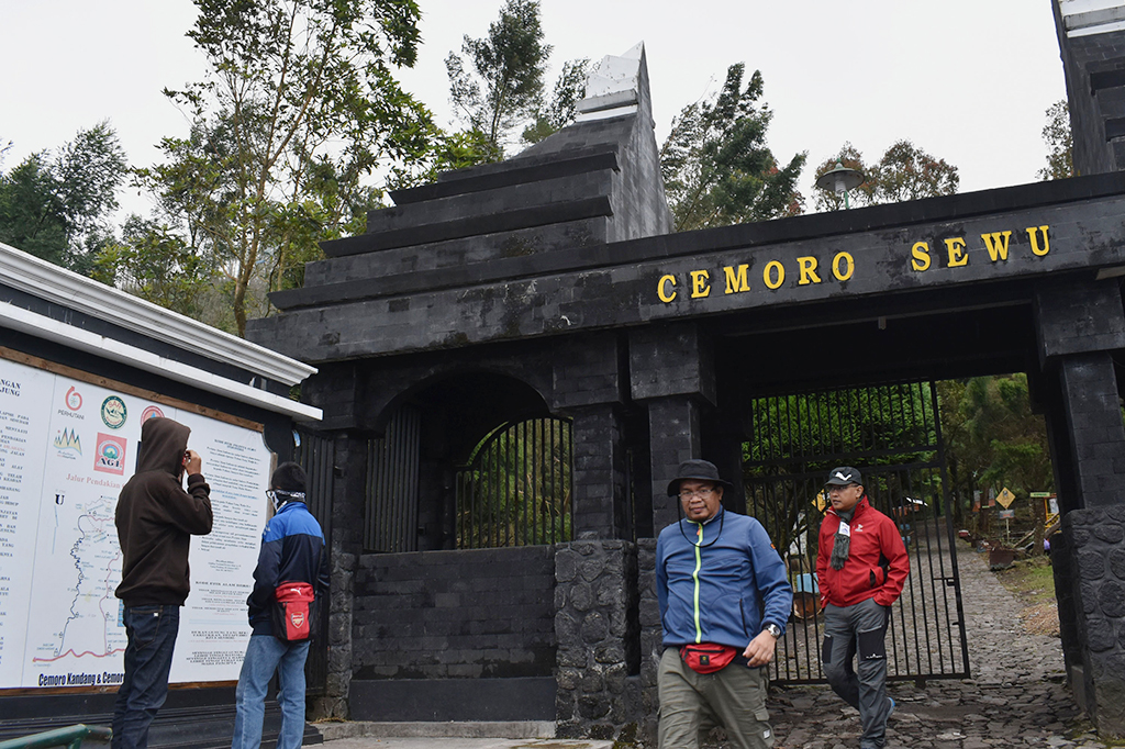 Calon pendaki berada di depan gerbang jalur pendakian Gunung Lawu di Cemoro Sewu, Magetan, Jawa Timur, Sabtu (4/2).