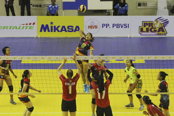 Pevoli putri tim Batam Sindo BVN Syifa Avrilia Rachma (tengah) melepaskan smash saat pertandingan Proliga 2017 Putaran I Seri II melawan tim Jakarta Elektrik PLN.