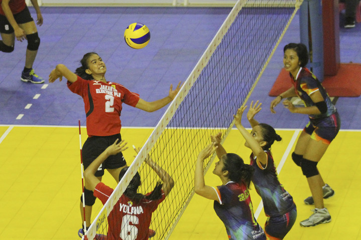 Pevoli putri Jakarta Elektrik PLN Shella Bernadetha (kiri) melepaskan smash saat pertandingan Proliga 2017 Putaran I Seri II melawan tim Batam Sindo BVN.