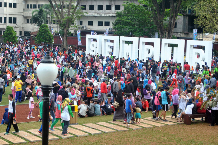 Warga mengikuti acara peresmian penggunaan Taman Sempur di Kelurahan Sempur, Kota Bogor, Jawa Barat.