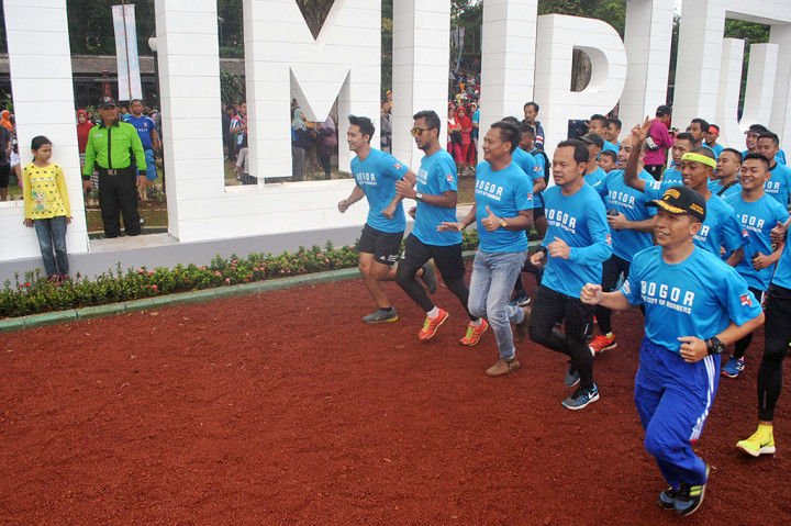 Wali Kota Bogor Bima Arya (kedua kanan) berlari bersama Muspida Kota Bogor dan komunitas Bogor Runners saat peresmian penggunaan Taman Sempur di Kelurahan Sempur, Kota Bogor, Jawa Barat.