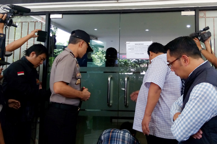 Emil memastikan, kantor DPMPTSP Kota Bandung akan kembali dibuka untuk umum mulai Senin (6/2) ini. Namun, dia mengakui pihaknya belum bisa melakukan pelayanan secara optimal.