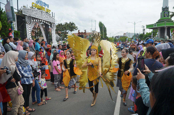 Tenun Troso Dipamerkan di Jepara Carnival 2017