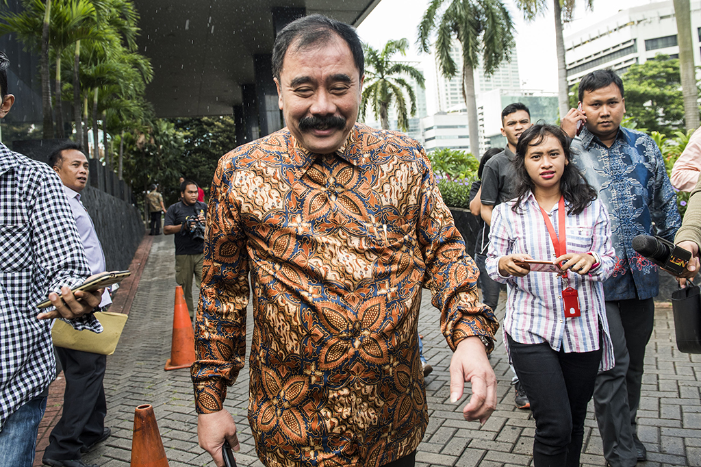 Dirjen Bina Keuangan Daerah Kementerian Dalam Negeri, Reydonnyzar Moenek saat tiba di Gedung KPK.