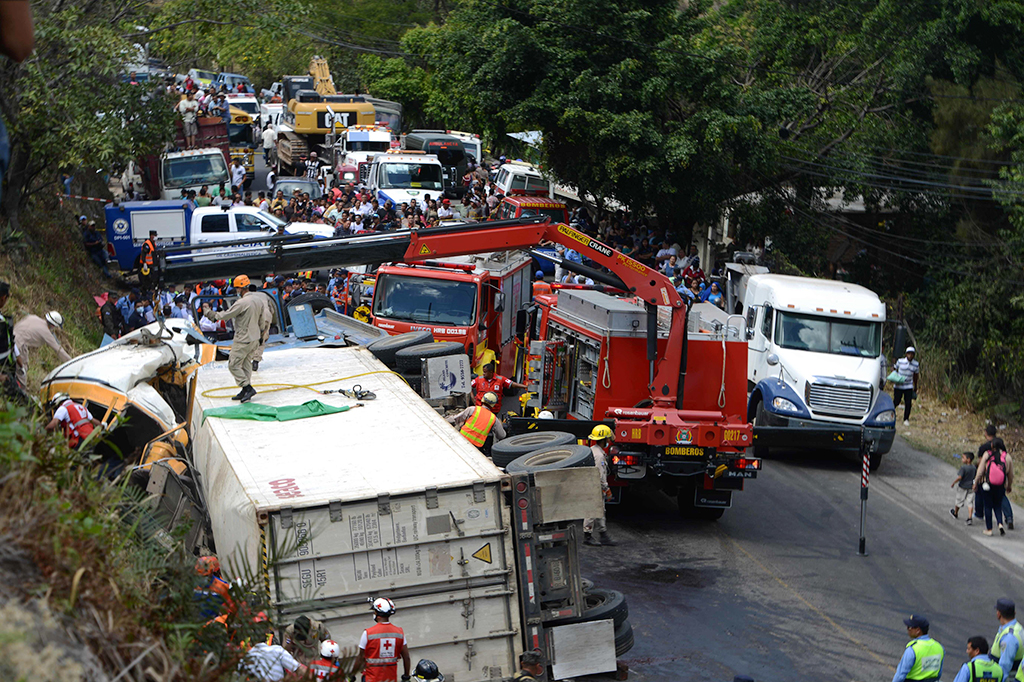 Sebuah truk kargo bermuatan buah-buahan di luar kendali menabrak bus sekolah di Tegucigalpa, Minggu (5/2).