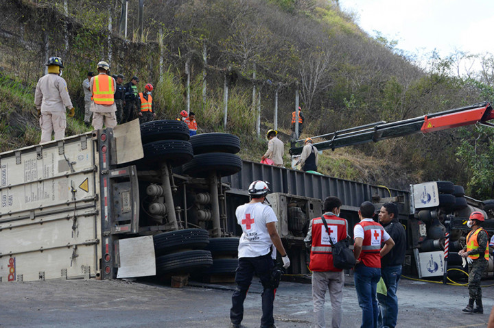 Kepolisian setempat mengatakan sopir truk melarikan diri setelah kecelakaan tersebut.