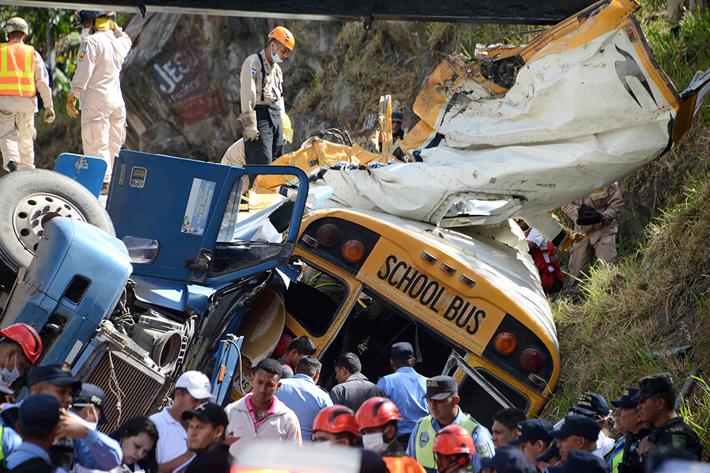 Saksi mata menyatakan sopir kargo mabuk saat mengendarai truknya hingga akhirnya oleng dan menabrak bus sekolah.