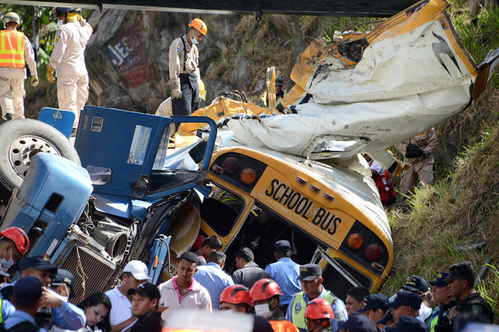 Saksi mata menyatakan sopir kargo mabuk saat mengendarai truknya hingga akhirnya oleng dan menabrak bus sekolah.