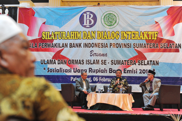 Kepala Divisi Sistem Pembayaran Pengelolaan Uang Rupiah Bank Indonesia M Seto Pranoto (tengah) bersama Ketua MUI Sumatera Selatan Aflatun Muchtar (kanan) memberikan penjelasan saat sosialisasi rupiah emisi 2016 di Palembang, Sumatera Selatan.