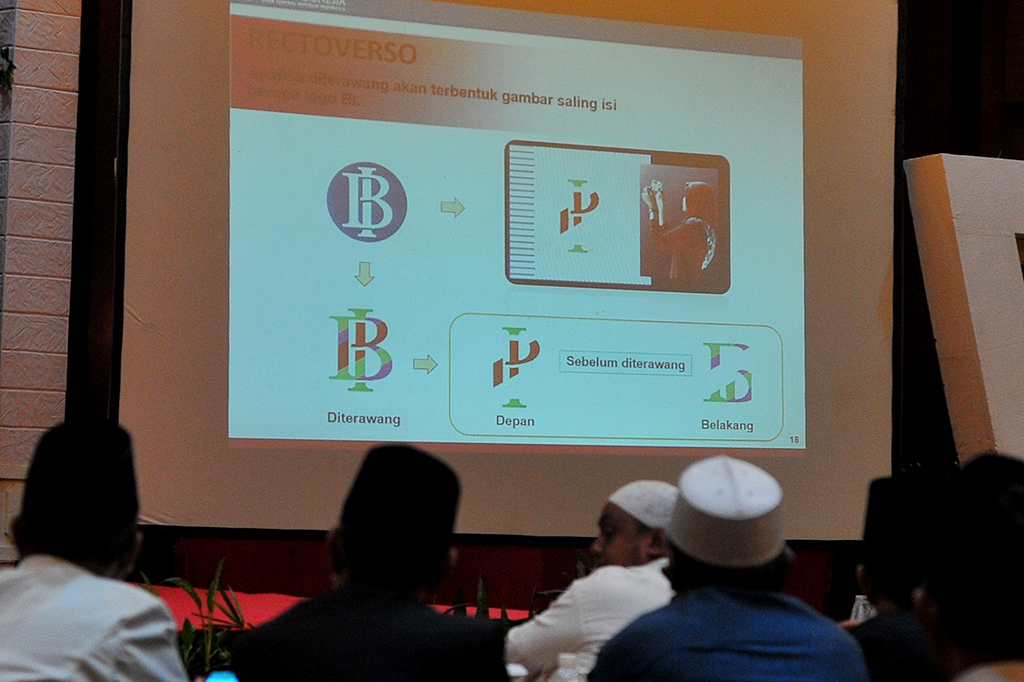 Sejumlah peserta menyimak penjelasan tentang recto verso rupiah saat sosialisasi rupiah emisi 2016.