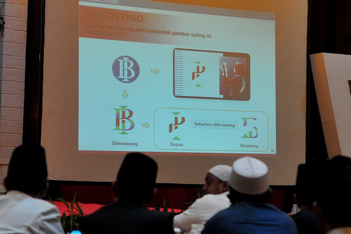 Sejumlah peserta menyimak penjelasan tentang recto verso rupiah saat sosialisasi rupiah emisi 2016.