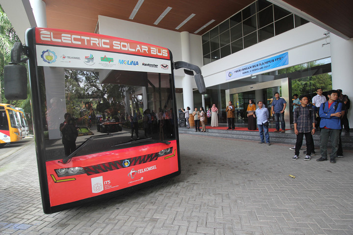 Sejumlah mahasiswa menyaksikan bus tenaga listrik dan surya 
