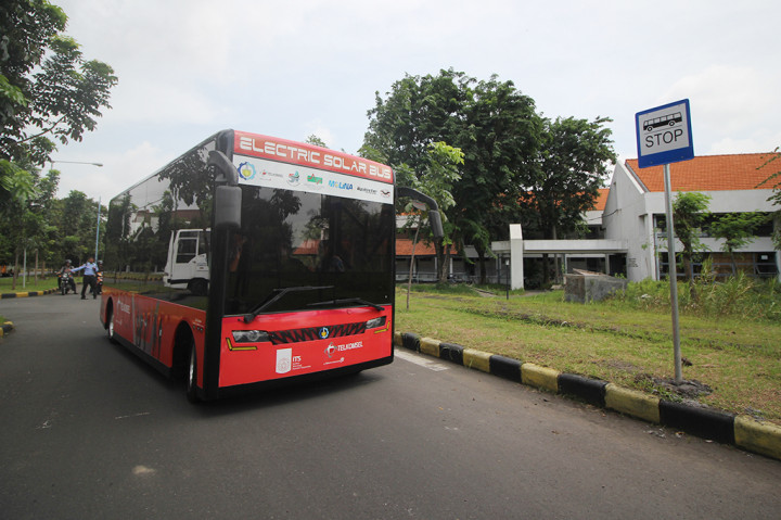 Bus tenaga listrik dan surya 