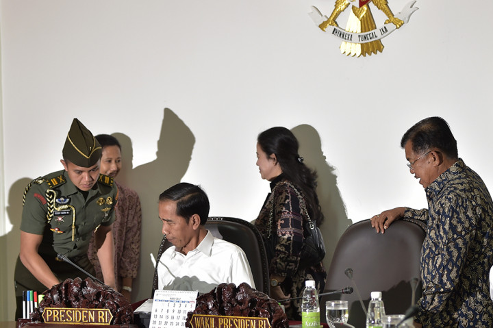 Presiden Joko Widodo menggelar rapat terbatas mengenai perkembangan pembangunan Light Rail Transit (LRT) di Jakarta dan Palembang. Menurut Jokowi, pemerintah terus memantau tingkat kemajuan pembangunan yang telah dimulai sejak 2015 itu.