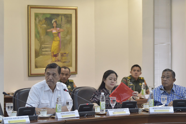 Menko Kemaritiman Luhut Binsar Pandjaitan (kiri), Menko PMK Puan Maharani (kedua kanan) dan Menko Perekonomian Darmin Nasution hadir dalam rapat terbatas perkembangan pembangunan LRT.