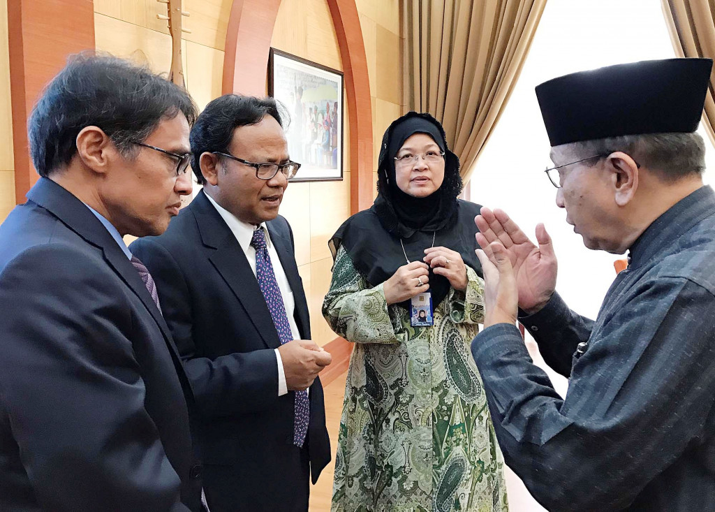 Komite UIII juga melakukan studi banding ke Universitas Islam Internasional di berbagai negara. Kegiatan akademik kampus UIII di Cimanggis, Depok, akan dimulai pada tahun ajaran 2017 untuk jenjang S2 dan S3.
