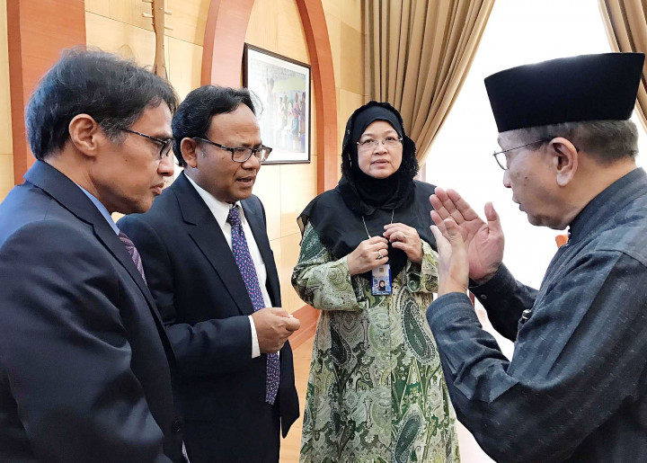 Komite UIII juga melakukan studi banding ke Universitas Islam Internasional di berbagai negara. Kegiatan akademik kampus UIII di Cimanggis, Depok, akan dimulai pada tahun ajaran 2017 untuk jenjang S2 dan S3.
