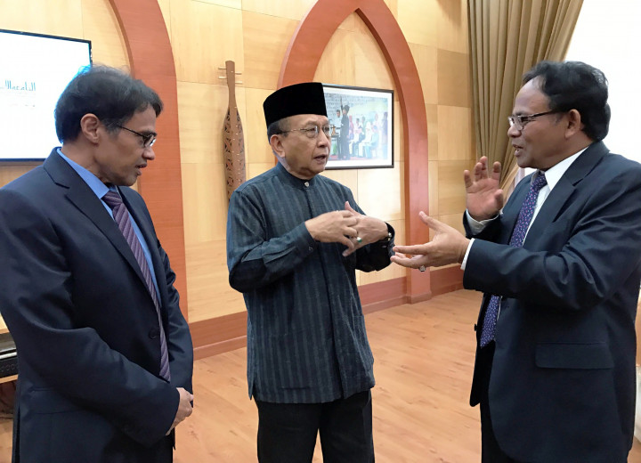 Ketua Komite Pembangunan Universitas Islam Internasional Indonesia (UIII) Komaruddin Hidayat didampingi Anggota Komite Bachtiar Effendi meminta saran dari Presiden Universitas Islam Antar Bangsa Malaysia (UIIM) Tan Sri Rais Yatim di kampus Universitas Islam Antar Bangsa Malaysia, Kuala Lumpu, (6/2/2017).