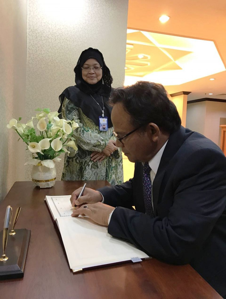 Rektor UIIM Dato' Sri Zaleha Kamarudin menemani Ketua Komite Pembangunan UIII Komaruddin Hidayat mengisi buku tamu.