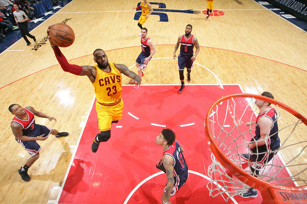Sementara LeBron James mengemas 32 poin, 7 rebound, dan 17 assist.