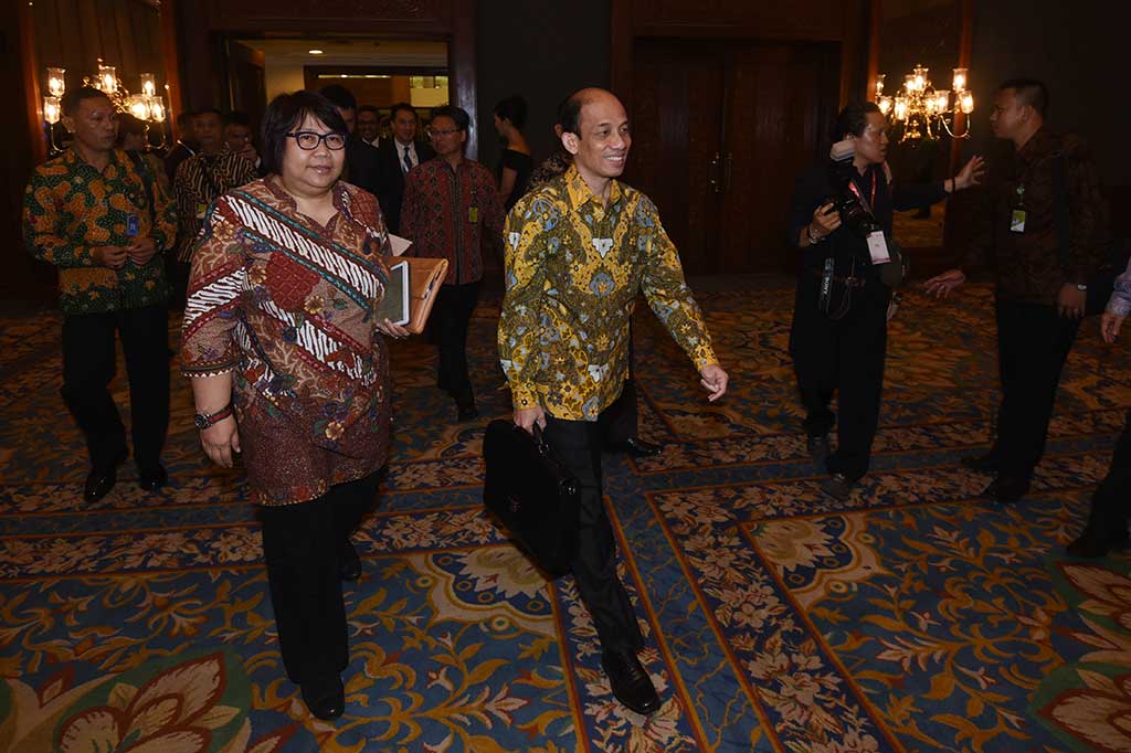 Wakil Menteri ESDM Arcandra Tahar (kanan) didampingi Plt Dirut Pertamina Yenni Andayani tiba di lokasi pembukaan pameran IndoGAS 2017 di Jakarta, Selasa (7/2/2017).