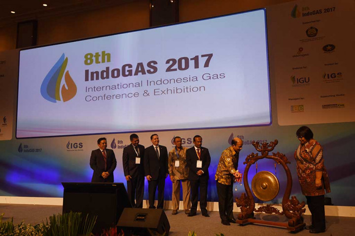 Wamen ESDM Arcandra Tahar didampingi Plt Dirut Pertamina Yenni Andayani membuka IndoGAS 2017.