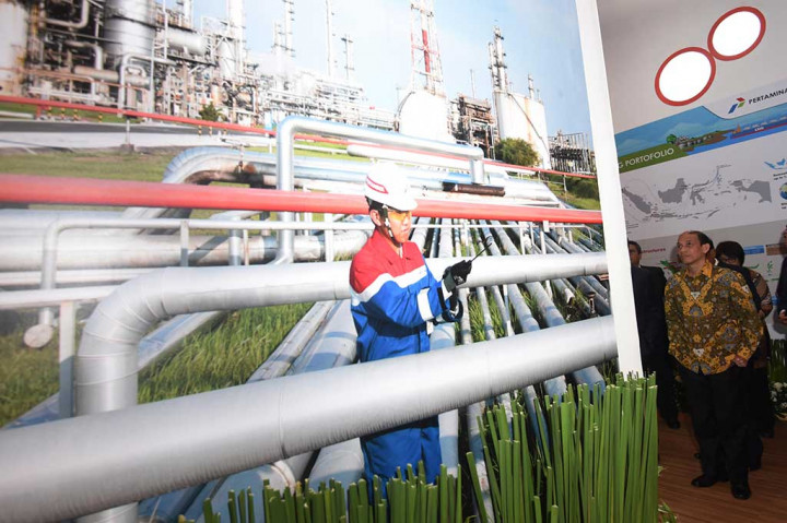 Wamen ESDM Arcandra Tahar melihat stand Pertamina usai membuka IndoGAS 2017.