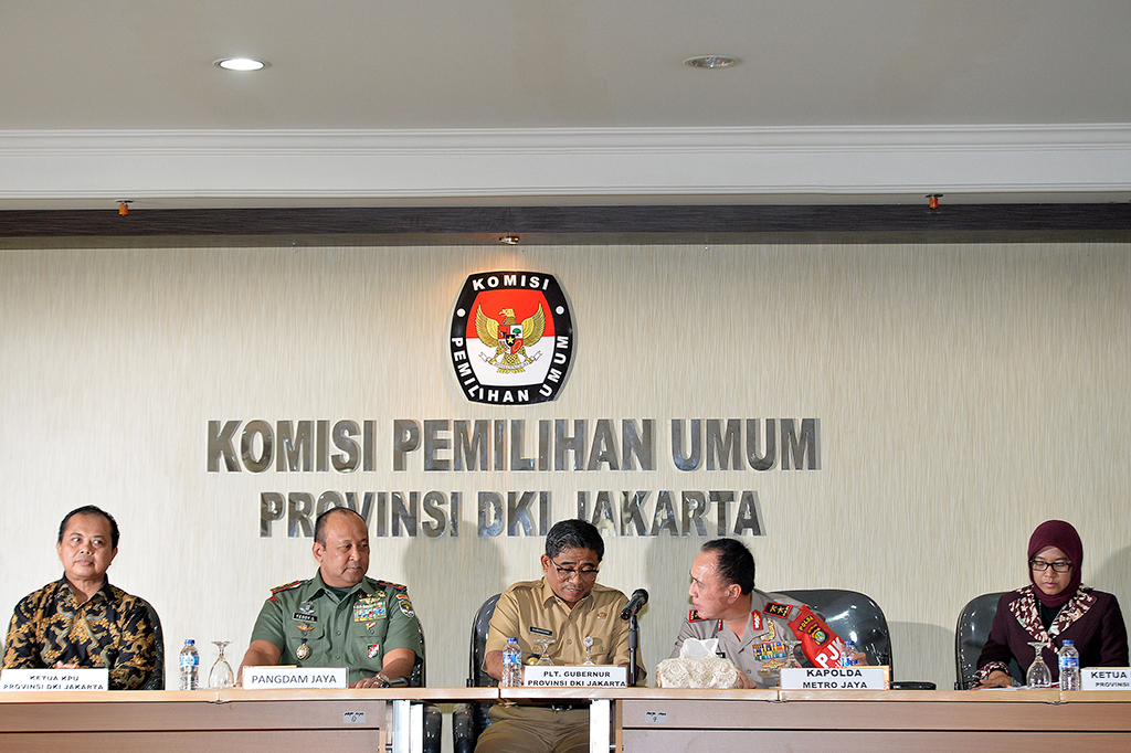 Plt Gubernur DKI Jakarta Soni Sumarsono (tengah), Kapolda Metro Jaya Irjen Pol. M. Iriawan (kedua kanan), Pangdam Jaya/Jayakarta Mayjen TNI Teddy Lhaksmana (kedua kiri), Ketua KPU Provinsi DKI Jakarta Sumarno (kiri) dan Ketua Bawaslu Provinsi DKI Jakarta Mimah Susanti memberikan keterangan pers usai menggelar pertemuan.