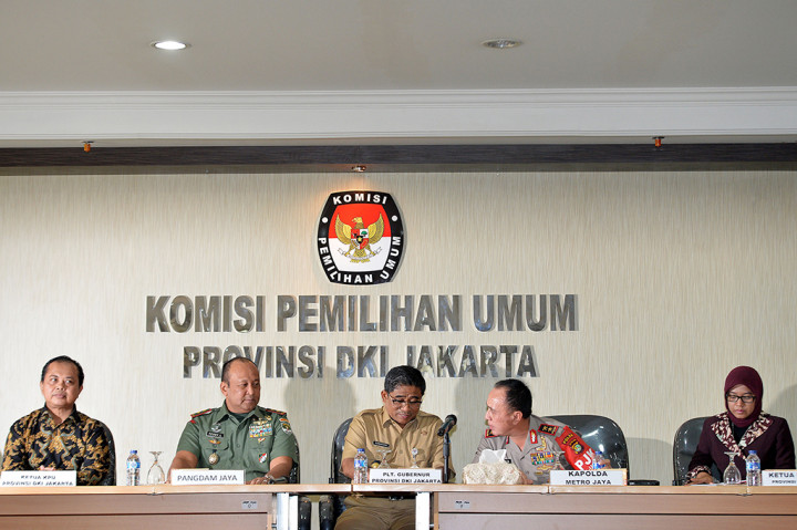 Plt Gubernur DKI Jakarta Soni Sumarsono (tengah), Kapolda Metro Jaya Irjen Pol. M. Iriawan (kedua kanan), Pangdam Jaya/Jayakarta Mayjen TNI Teddy Lhaksmana (kedua kiri), Ketua KPU Provinsi DKI Jakarta Sumarno (kiri) dan Ketua Bawaslu Provinsi DKI Jakarta Mimah Susanti memberikan keterangan pers usai menggelar pertemuan.