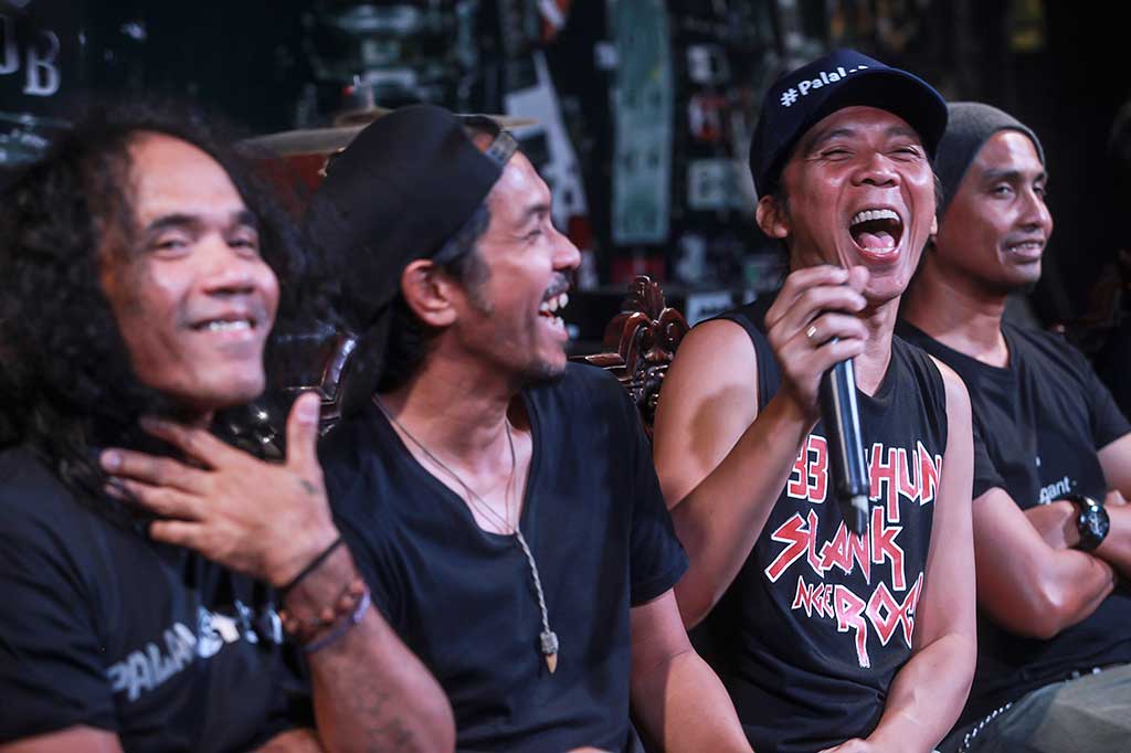 Personel grup band Slank (dari kiri) Kaka, Ridho, Bimbim, dan Ivanka memberikan keterangan kepada media saat peluncuran album barunya yang berjudul 'Palalopeyank' di Jakarta, Selasa (7/2/2017).