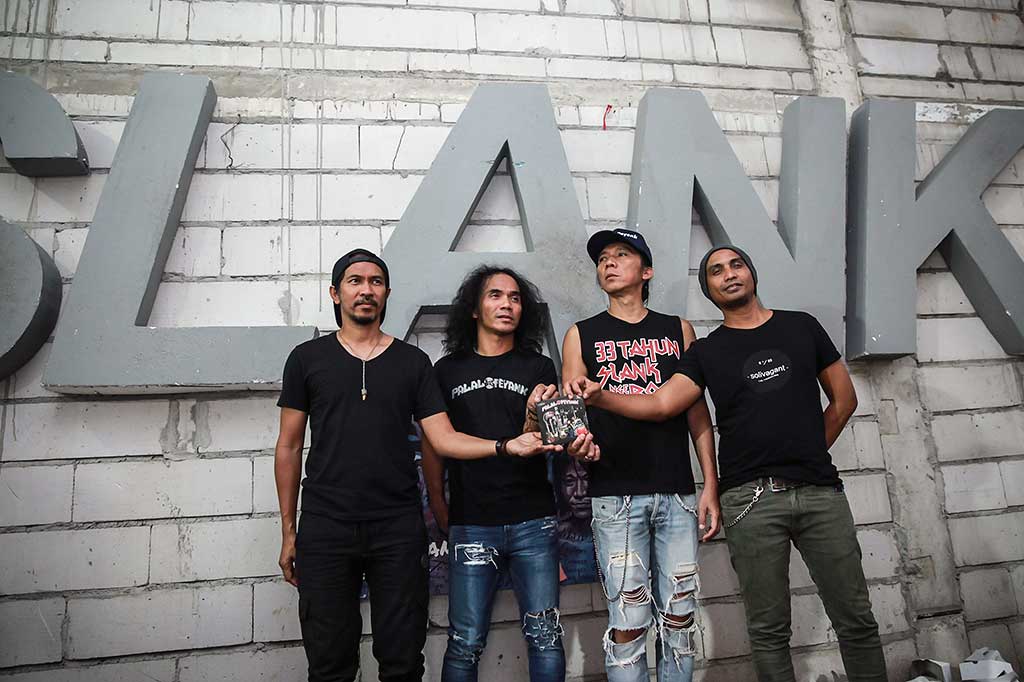Personel Slank berpose dengan album baru mereka 'Palalopeyank'.