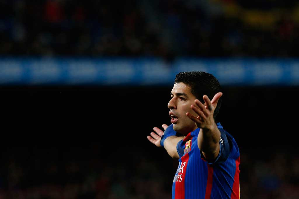 Suarez kecewa setelah golnya dianulir wasit.