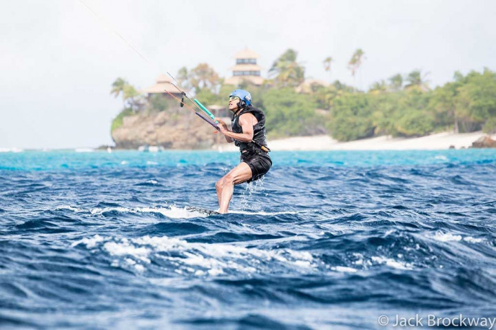 Mantan Presiden AS Barack Obama tengah belajar kitesurfing saat liburan di pulau mewah milik miliarder Richard Branson di British Virgin Islands, Kepulauan Karibia.