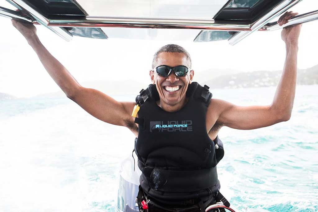 Menurut Branson, Obama seolah kembali menjadi anak-anak lagi saat terjun ke dalam air.