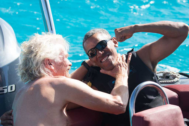 Di sela-sela berlatih kitesurfing, Obama bercanda dengan Branson.
