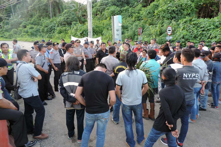 Tidak satupun perwakilan perusahaan menemui mereka, sehingga sejumlah warga memaksa masuk gerbang perusahaan yang dijaga ketat aparat Polres Bitung, Minahasa Utara dan Satuan Brimob Polda Sulut.