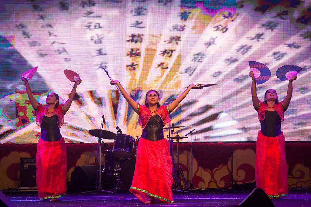 Penari menarikan tarian 'Let It Go' pada Pekan Budaya Tionghoa Yogyakarta (PBTY) 2017 di Kampung Ketandan, Yogyakarta, Selasa (7/2/2017).