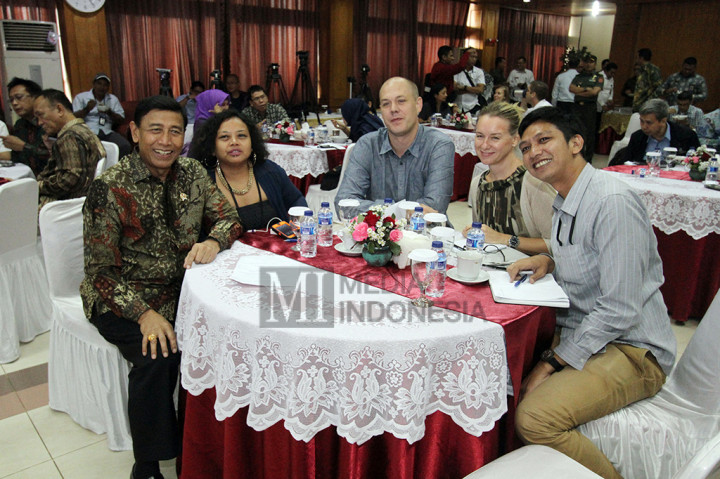 Menko Polhukam Wiranto berbincang dengan para jurnalis saat Coffee Morning di Kantor Kemenko Polhukam, Jakarta.