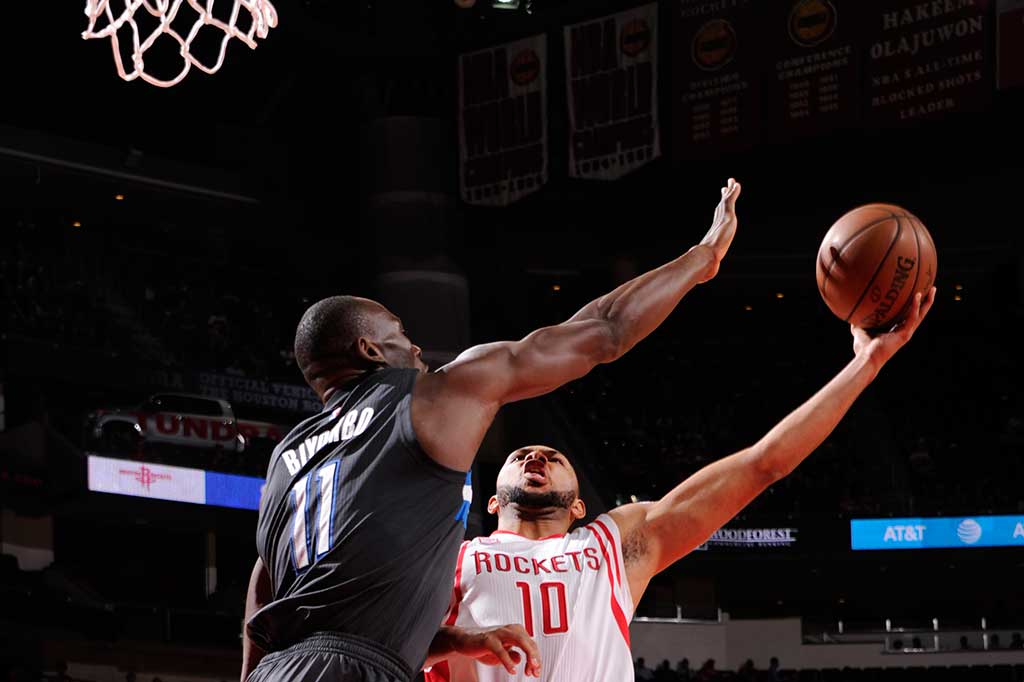 Dan Eric Gordon menyelesaikan pertandingan dengan 18 angka.