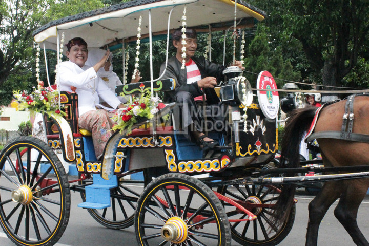 Para pejabat Pemkot Pasuruan menaiki kereta dalam kirab budaya pataka Untung Suropati menuju lokasi prosesi Hari jadi Kota Pasuruan ke-331 di GOR Sultan Agung.