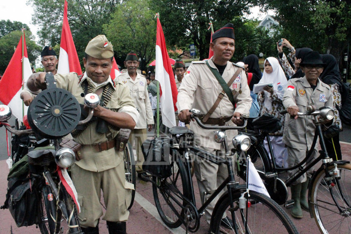 Berbagai kesenian dan atraksi budaya mulai dari rabana, terbang bandung hingga rombongan pejuang dengan sepeda angin ikut meriahkan kirab budaya Untung Suropati. 