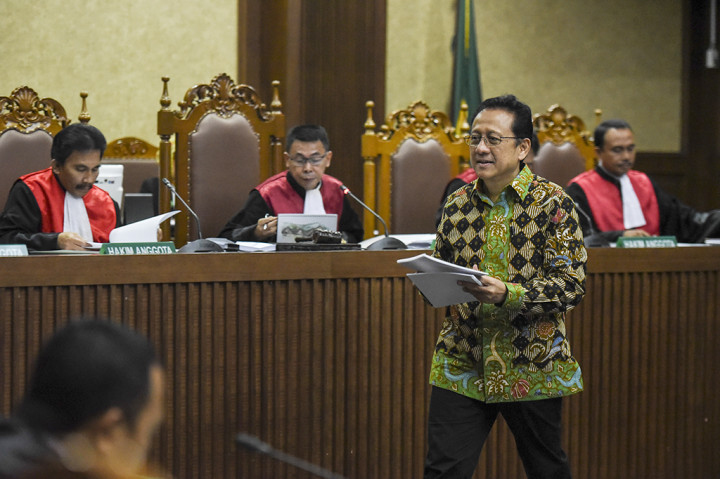 Menurut Irman, bungkusan atau oleh-oleh yang dibawa Memi, baru ia ketahui isinya setelah petugas KPK masuk ke rumahnya pada 16 September 2016.