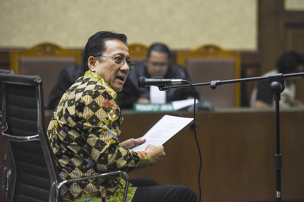 Irman dituntut 7 tahun penjara ditambah dendan Rp200 juta subsider 5 bulan kurungan ditambah pencabutan hak untuk dipilih dalam jabatan publik selama 3 tahun. Irman terbukti menerima suap sebesar Rp100 juta dari Direktur CV Semesta Berjaya Xaveriandy Sutanto dan Memi.