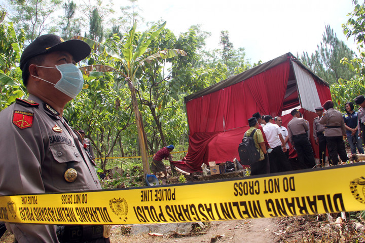 Tim forensik mengawasi proses pembongkaran makam taruna Akademi Teknik Keselamatan Penerbangan (ATKP) Makasar, Ari Pratama di pemakaman umum Desa Tegaren, Trenggalek, Jawa Timur.